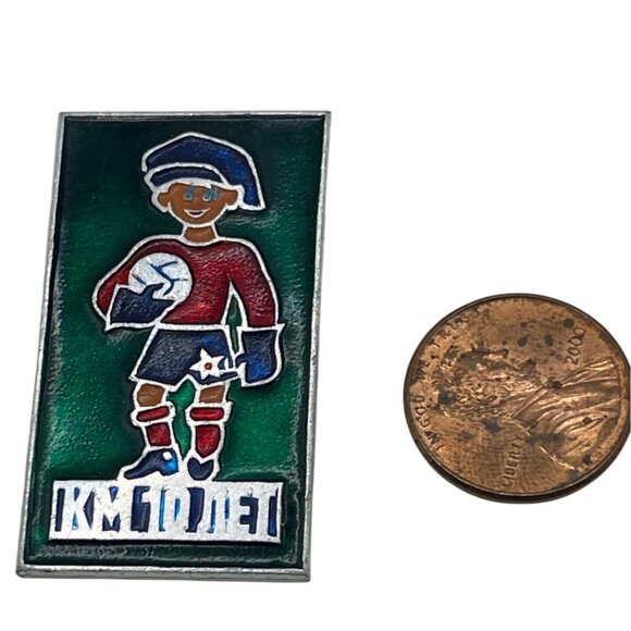 Vintage KM Soviet Soccer Player Enamel Pin Badge Green Red Blue Sports A558 - Picture 2 of 3